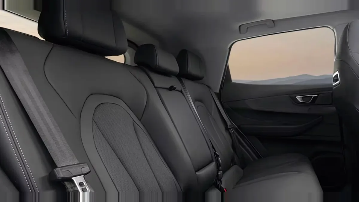 Ebro s400 1.5 DHE HEV Excellent CVT en renting en Zaragoza — Interior