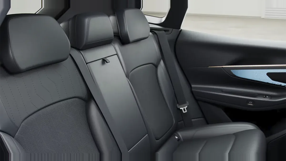 Lynk & Co 08 1.5 PHEV Core en renting en Zaragoza — vista 6