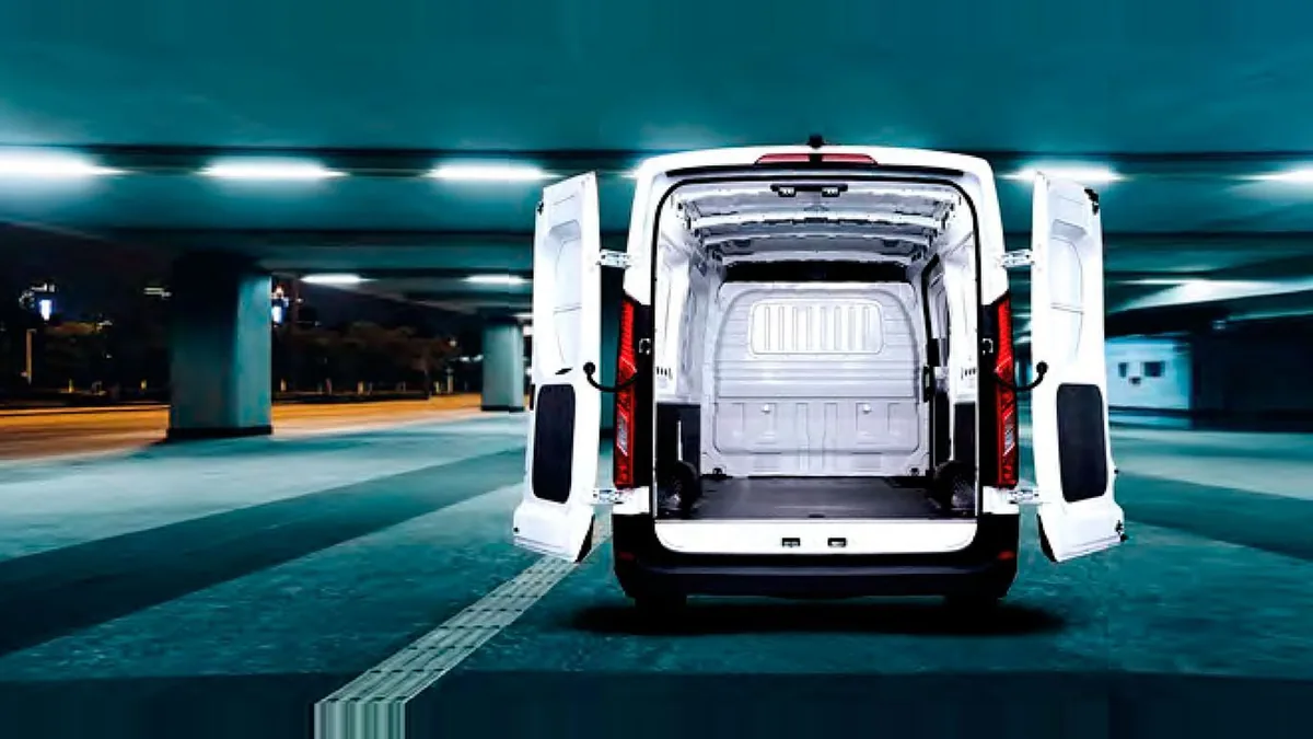 Maxus Deliver 9 Furgón 2.0D L3H2 150 (MERCANCÍAS PROPIAS) en renting en Zaragoza — Trasera