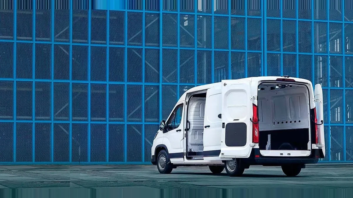 Maxus Deliver 9 Furgón 2.0D L3H2 150 (MERCANCÍAS TERCEROS) en renting en Zaragoza — Lateral